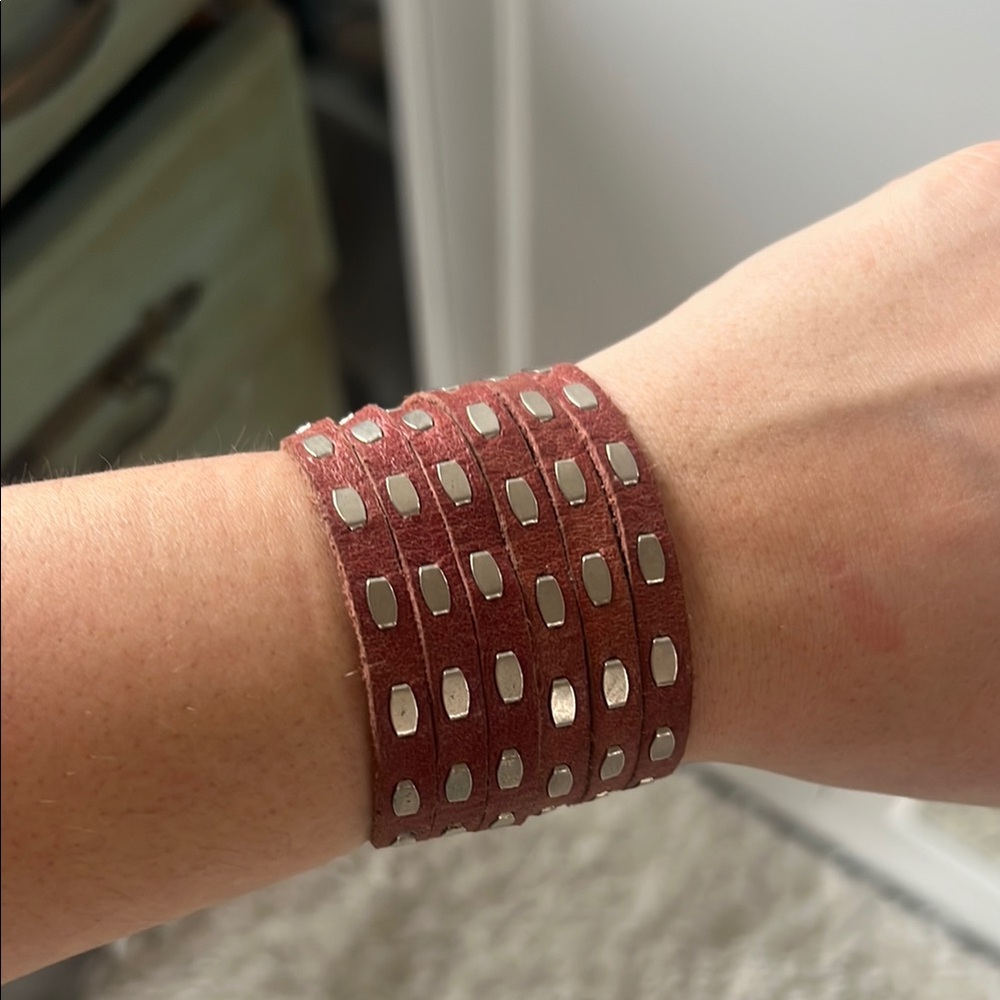 Stylish Brown Leather Bracelet with Silver Accents